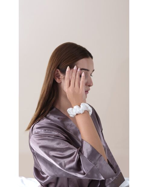 Ivoorkleurige zijden scrunchie