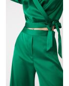 Pantalones verdes gigantes