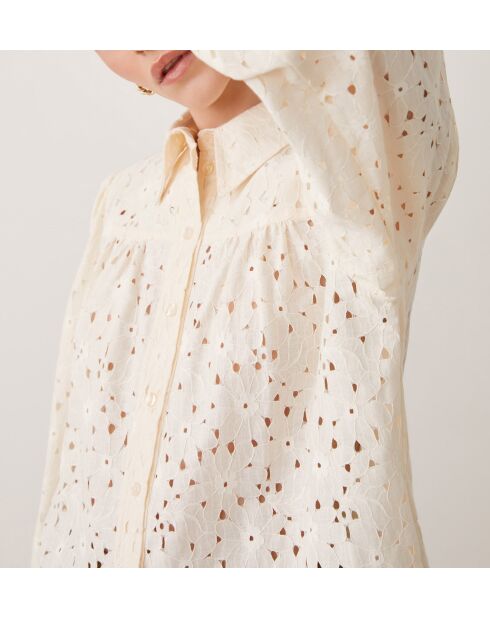 Schöne cremefarbene Bluse