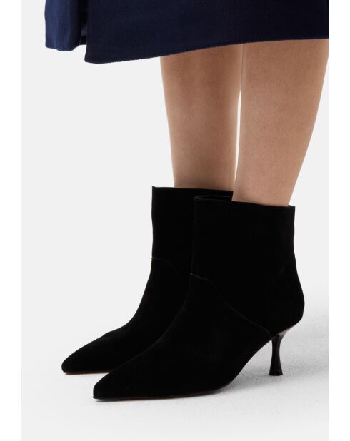 Superluminale schwarze Wildlederstiefel
