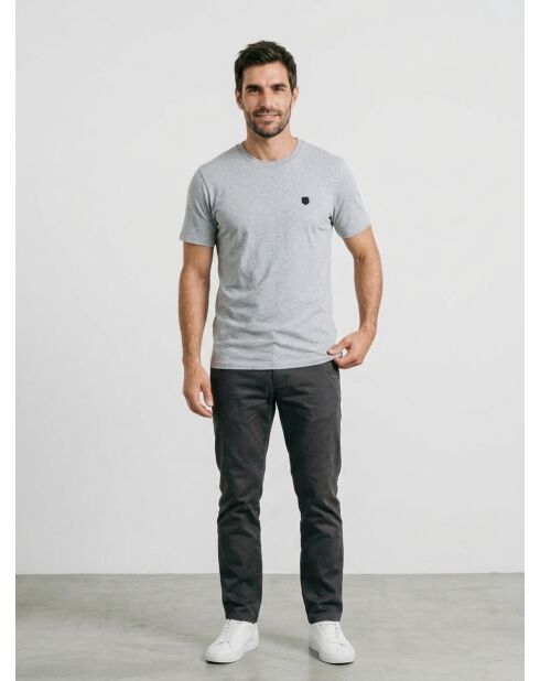 T-shirt met grijs wapenschild