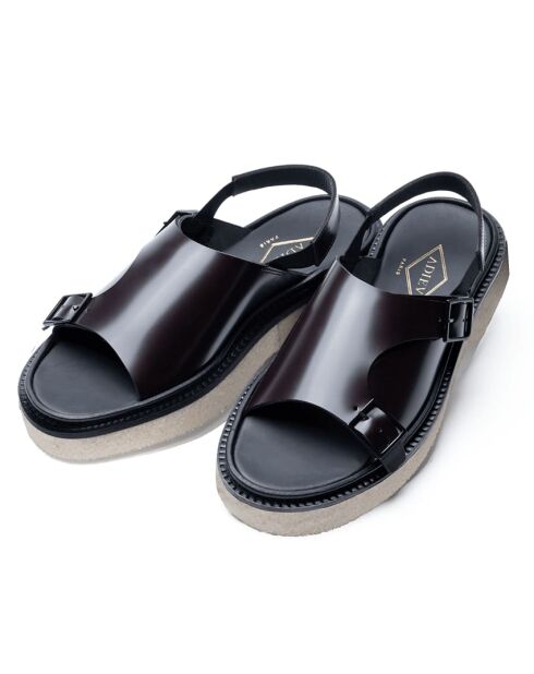 Burgunderrote Ledersandalen mit Schnalle