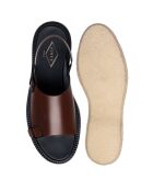 Sandalias con hebilla de piel marrón dorado