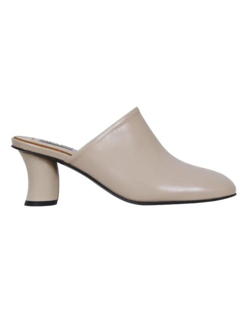Mules en cuir Fermées crème