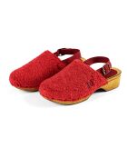 Rote Clogs im Pelzstil