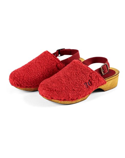 Rote Clogs im Pelzstil