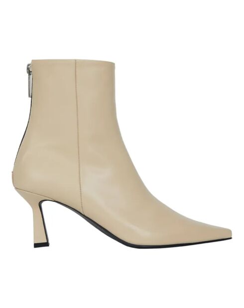 Beigefarbene Lederstiefel mit spitzen Knöcheln