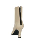 Beigefarbene Lederstiefel mit spitzen Knöcheln