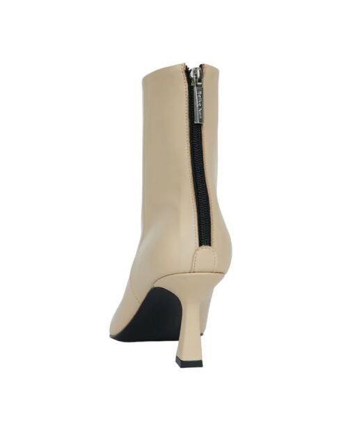 Beigefarbene Lederstiefel mit spitzen Knöcheln