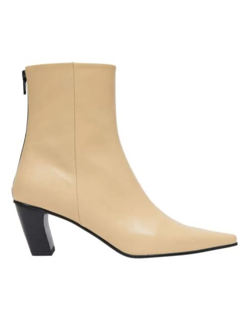Beigefarbene Lederstiefel