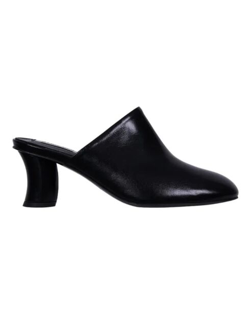 Mules en cuir Fermées noires