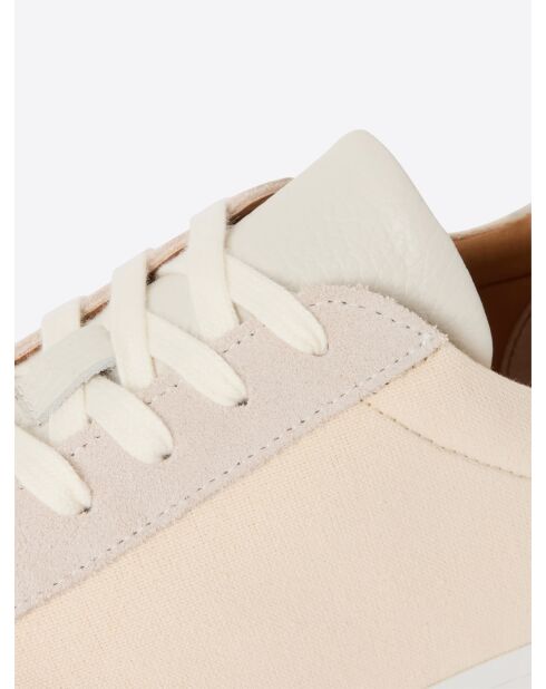 Sneeuwwitte sneakers van twee materialen