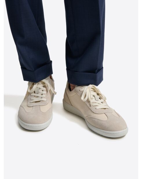 Sneeuwwitte sneakers van twee materialen