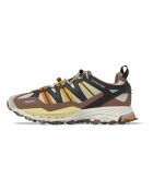 Braune Hyperturf-Turnschuhe