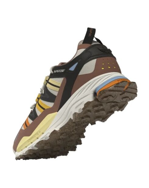 Braune Hyperturf-Turnschuhe