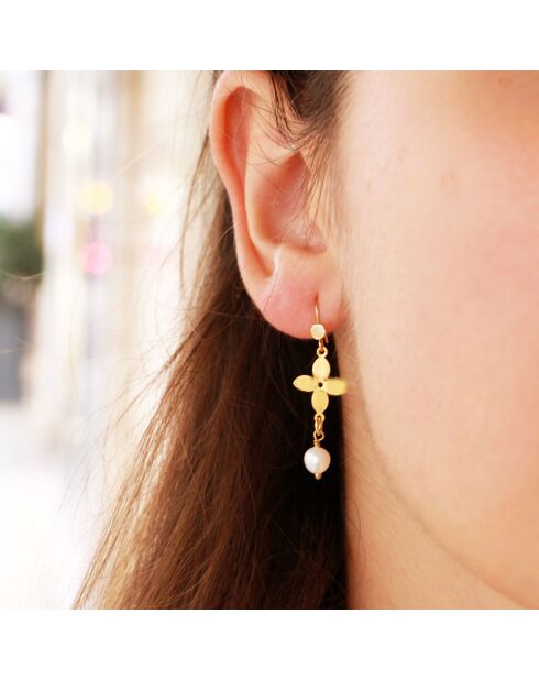 Pendientes de flores de oro, latón y perlas naturales