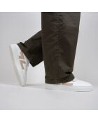 Beigefarbene Sneakers mit Klettverschluss