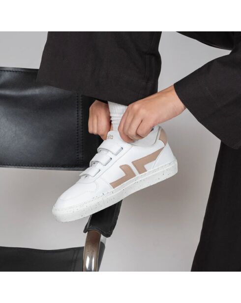 Beigefarbene Sneakers mit Klettverschluss