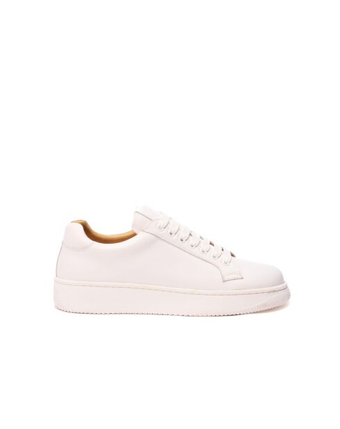 Klassische weiße Ledersneaker