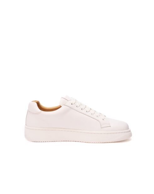 Klassische weiße Ledersneaker