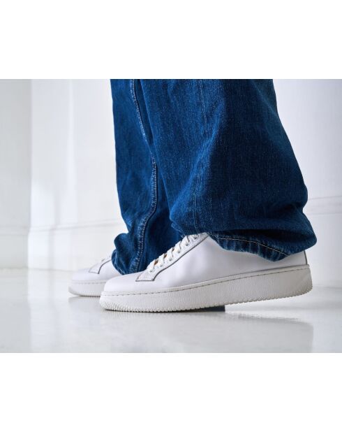 Klassische weiße Ledersneaker