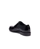 Zapatos negros de charol con punta recta y doble hebilla