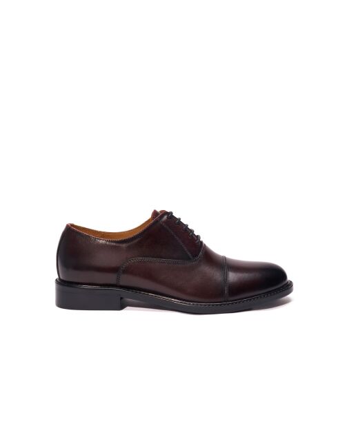 Oxfords van bordeauxrood leer met rechte neus