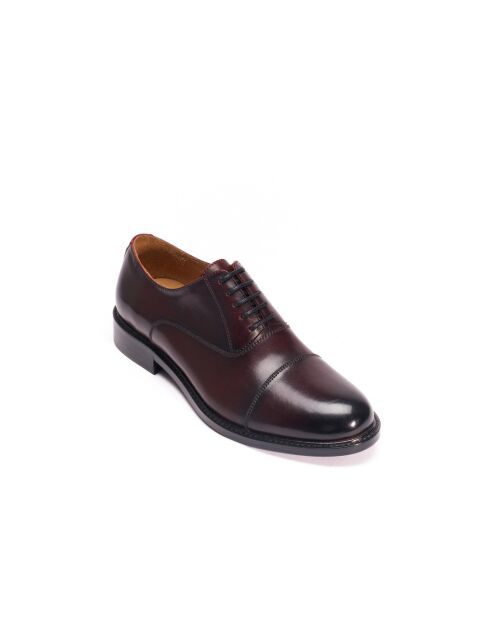 Oxfords van bordeauxrood leer met rechte neus