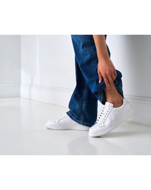 Klassische weiße Ledersneaker