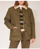 Khakifarbene, mildrote Baumwolljacke