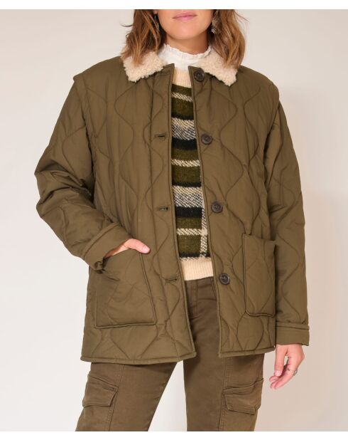 Khakifarbene, mildrote Baumwolljacke