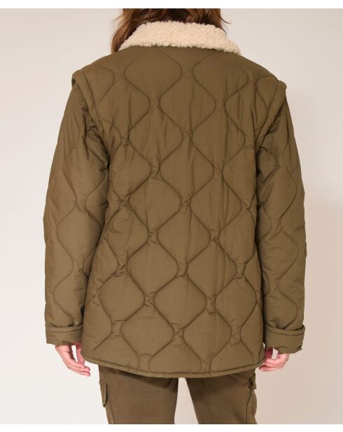 Khakifarbene, mildrote Baumwolljacke