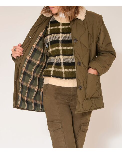 Khakifarbene, mildrote Baumwolljacke