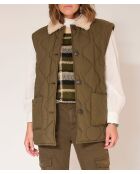 Khakifarbene, mildrote Baumwolljacke