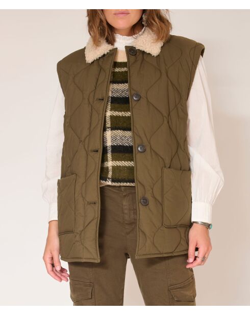 Khakifarbene, mildrote Baumwolljacke