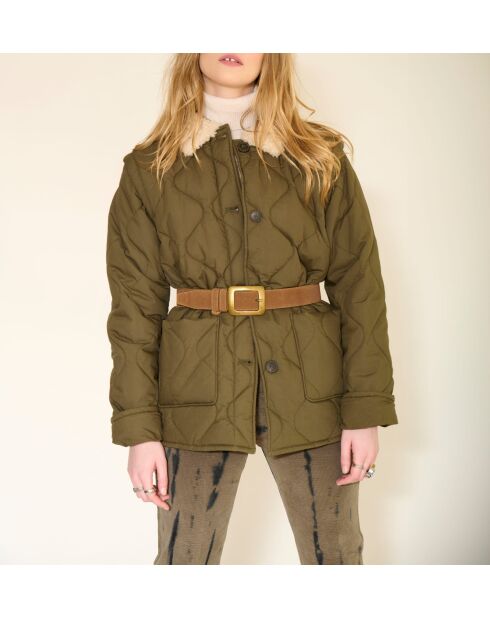 Khakifarbene, mildrote Baumwolljacke