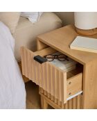 Comodino Bologna a 2 cassetti con facciate ad effetto onda con decoro in legno chiaro - H.52 cm
