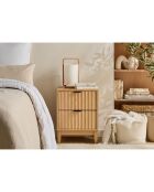 Comodino Bologna a 2 cassetti con facciate ad effetto onda con decoro in legno chiaro - H.52 cm