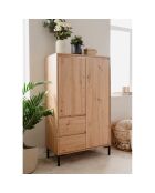 Aparador alto Plock con 2 puertas, 2 cajones y 2 estantes en colores madera marrón claro y negro, H.139 cm