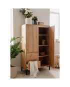 Aparador alto Plock con 2 puertas, 2 cajones y 2 estantes en colores madera marrón claro y negro, H.139 cm