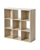 Estante de almacenamiento de 9 compartimentos en madera clara y colores blancos