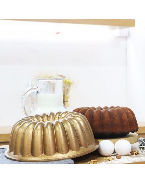Moule à gâteau Bundt en aluminium coulé avec revêtement en granit Aria Serenk Fun Cooking jaune cuivre - 25 cm