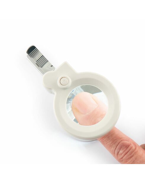 Coupe-ongles avec lumière LED, loupe et lime Clail gris - 10,5 x 8,2 x 5,6 cm