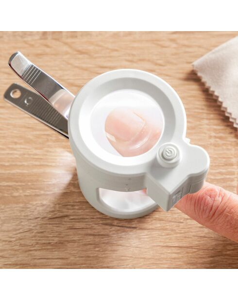 Coupe-ongles avec lumière LED, loupe et lime Clail gris - 10,5 x 8,2 x 5,6 cm