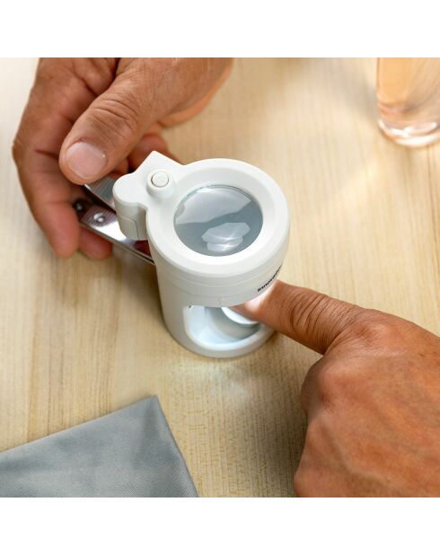 Coupe-ongles avec lumière LED, loupe et lime Clail gris - 10,5 x 8,2 x 5,6 cm