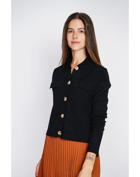 Haley chique vest met knoopsluiting, zwarte klepzakken met lange mouwen