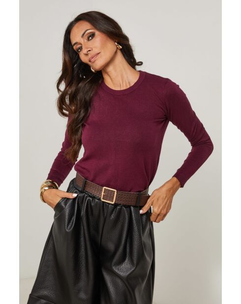 Burgunderfarbener Pullover im Juli