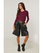 Burgunderfarbener Pullover im Juli
