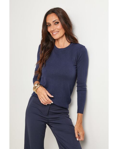 Marineblauer Pullover im Juli
