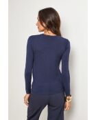 Marineblauer Pullover im Juli